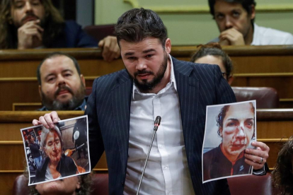 El portavoz de ERC Gabriel Rufian muestra unas fotografias durante su intervencion en la sesion de control al Gobierno hoy en el Congreso tras la declaracion y posterior suspension temporal de independencia de Cataluña-EFE/ EMILIO NARANJO