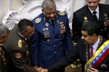 Maduro saluda al general Néstor Reverol en un acto oficial el pasado mes de enero.-REUTERS / CARLOS GARCÍA RAWLINS