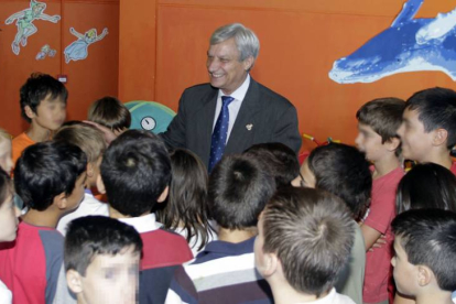Bienvenido Nieto rodeado de niños de un colegio de Burgos, a los que dedicaba gran parte de sus esfuerzos como concejal.-Raúl G Ochoa