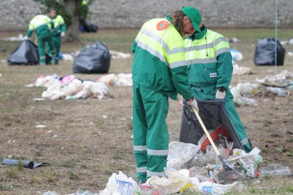 Los trabajadores de servicio de recogida de residuos, al día siguiente del Curpillos.