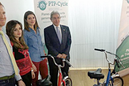 El concejal de movilidad en el anterior mandato, Esteban Rebollo (derecha de la imagen), en un acto del PTP Cycle.-ECB
