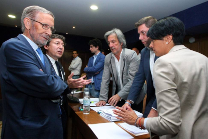 (I a D): El portavoz del PRB, Tarsicio Carballo; el portavoz de USE-Bierzo, Samuel Folgueral; el concejal de Deportes, Roberto Mendo; el concejal de Urbanismo y Fomento, Tulio García; el portavoz de CpB, Pedro Muñoz; el concejal del grupo de CpB, Iván Alo-Ical