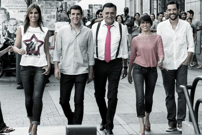 El equipo del programa de La Sexta 'El intermedio', con Wyoming en el centro, en una foto promocional del popular informatívo satírico.-