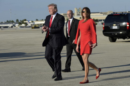 Donald Trump, presidente de EEUU, y su esposa Melania, a su llegada al aeropuerto de Palm Beach.-AP / SUSAN WALSH