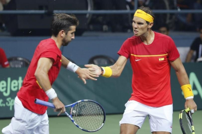 Marc López y Rafael Nadal celebran un punto ganado a los indios Leander Paes y Saketh Myneni durante la eliminatoria de Copa Davis disputada en Nueva Deli.-AP / TSERING TOPGYAL