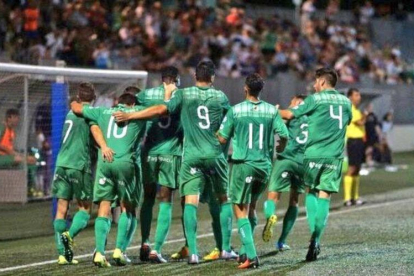 Los jugadores de la UE Cornellà celebran su pase a la tercera ronda de la Copa del Rey.-@ue_cornella