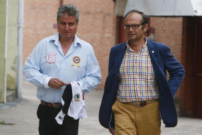 Raúl Coca y Juan Carlos Barriocanal antes de una rueda de prensa en los aledaños de El Plantío.-RAÚL G. OCHOA