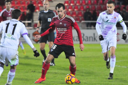 Eguaras controla el balón en el partido disputado ante el Numancia.-JOSÉ ESTEBAN EGURROLA
