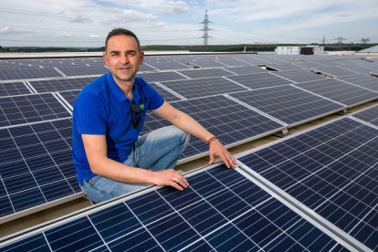 Martín Zaldo, director gerente de Norsol, junto a unos paneles solares instalados por la compañía en Ural Motor.  / TOMÁS ALONSO