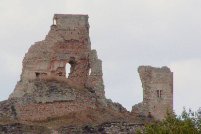 El castillo de Rojas apenas es una sombra de su pasado tras ser clave en la Reconquista y dinamitado a finales del XIX.-G. González