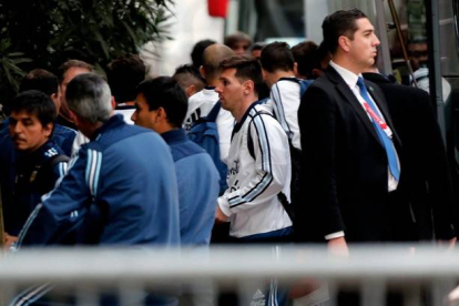 Leo Messi, a su llegada al hotel de concentración de Argentina, el pasado miércoles, en Santiago (Chile) donde disputará contra Chile la final de la Copa América.-Foto: EFE / JUAN CARLOS CÁRDENAS