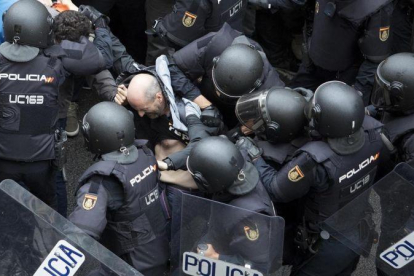 Violenta actuación policial en el colegio Ramon Llull.-FERRAN NADEU