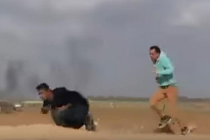 Imagen del vídeo en el momento en que el joven palestino recibe un disparo en la espalda, el sábado en Gaza.-/ PERIODICO
