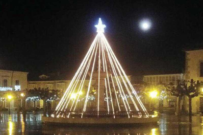 Un árbol de Navidad iluminado en la Plaza Mayor de Villarcayo el año pasado.-ECB