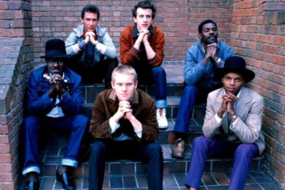 The Beat, a principios de los años 80, con Ranking Roger en la primera fila, a la derecha.-PAUL SLATTERY / RETNA PHOTOSHOT