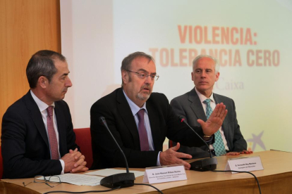 El consejero de Educación, Fernando Rey (C); acompañado del director territorial de CaixaBank de Castilla y León y Asturias, José Manuel Bilbao(I); y del delegado de la Junta, Luis Domingo González(D), inaugura IV Jornada de Trabajo del Programa Educativo-ICAL
