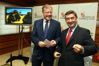 El consejero de Fomento y Medio Ambiente, Antonio Silván, y el director general de Medio Natural, José Ángel Arránz (D), presentan el balance de la campaña de incendios forestales de Castilla y León-Ical