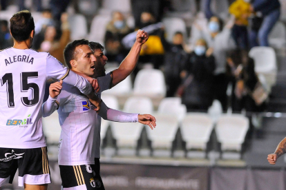 Valcarce celebra el gol del triunfo junto a Alegría y Fran García. TOMÁS ALONSO