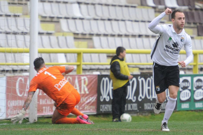Odei celebra la consecución del primer tanto en el choque frente al Racing de Ferrol.-ISRAEL L. MURILLO