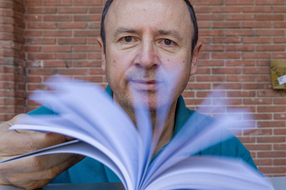 Jesús Pérez, autor de 'Ricardo', es director de la Escuela de Escritores en Burgos. TOMÁS ALONSO