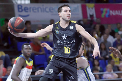 Ferran Bassas en acción con la camiseta de Iberostar Tenerife-ACB  / A. Pérez