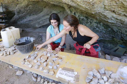 Dos investigadoras clasifican las piezas encontradas en la excavación.-RAÚL G. OCHOA