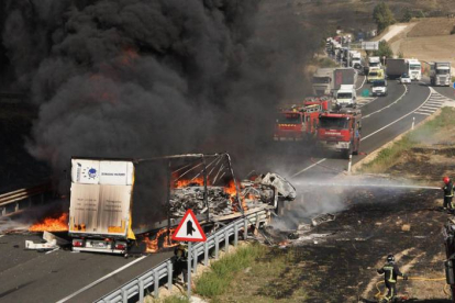 El incendio de los dos camiones accidentados generó una densa columna de humo negro que se podía ver a varios kilómetros de distancia.-GERARDO GONZÁLEZ
