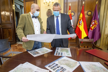 Fernando de la Varga (iz) y Lorenzo Rodríguez posan con los mapas- mantel que protagonizan esta campaña. S. OTERO
