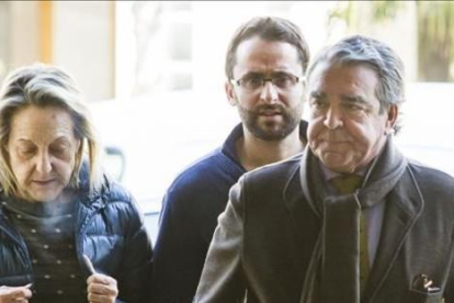 La exsecretaria del PP en el ayuntamiento de Valencia, María del Carmen García-Fuster, detenida por la 'operación Taula' en la comandancia de la Guardia Civil  junto a su abogado, José María Corbín.-MIGUEL LORENZO