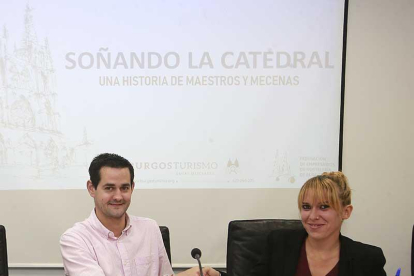 Enrique Mata y Beatriz Sanz de Acedo sellan el acuerdo.-RAÚL G. OCHOA