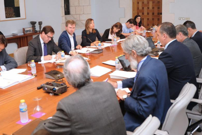 Imagen de una reunión del consorcio de Villalonquéjar.-ISRAEL L. MURILLO