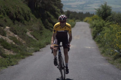 El ex ciclista profesional Íñigo Cuesta en plena ascensión al Picón Castro-ECB
