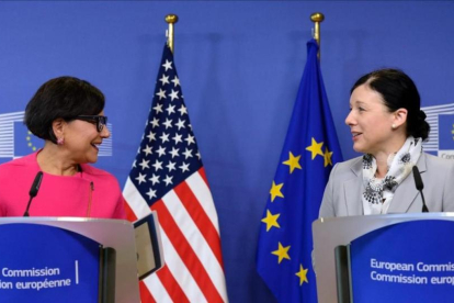 La secretaria de Comercio de EEUU, Penny Pritzker, (izquierda) y la comisaria europea de Justicia, Consumidores e Igualdad de Género, Vera Jourová, durante la presentación del acuerdo.-AFP / THIERRY CHARLIER