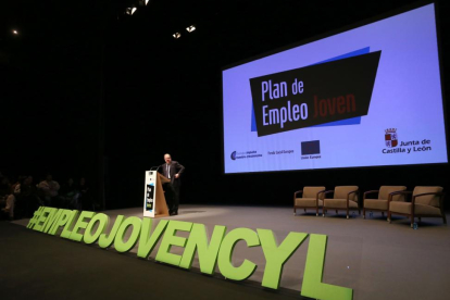 El presidente de la Junta de Castilla y León, Juan Vicente Herrera, clausura el acto de presentación del Plan de Empleo Joven.-ICAL