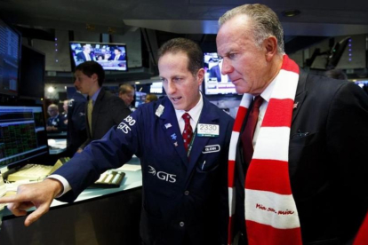Karl-Heinz Rummenigge, junto a un agente de Bolsa en la visita del Bayern a Wall Street, este martes.-EFE / JUSTIN LANE