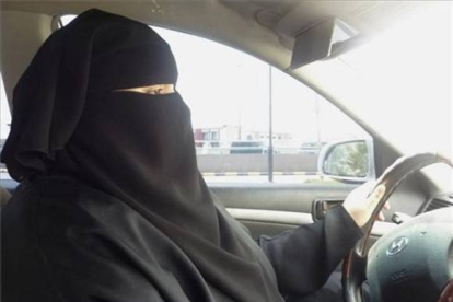 Una mujer saudí, conduciendo un coche en Riad durante el 2011, un acto prohibido.-Foto: REUTERS