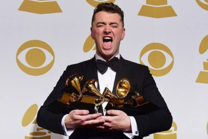 Sam Smith, exultante, con sus cuatro premios Grammy.-Foto: AFP / FREDERIC J. BROWN
