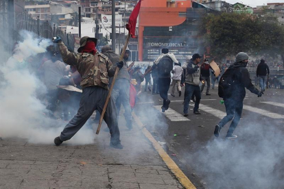 Manifestantes indígenas tomaban este martes el edificio de la Asamblea Nacional de Quito (Ecuador).-JOSÉ JÁCOME (EFE)
