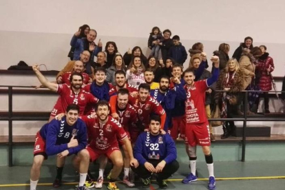 Los jugadores del UBU San Pablo Burgos celebran la victoria lograda en Santoña.-BM BURGOS