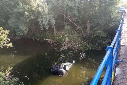 El vehículo quedó volcado en el río. HELICÓPTERO MÉDICO DE BURGOS
