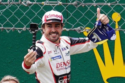 Fernando Alonso se autofografía tars ganar, ayer, las 24 Horas de Le Mans.-EFE / EDDY LEMAISTRE