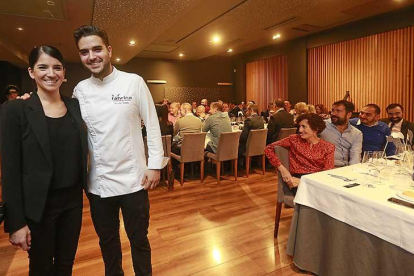 El chef de La Fábrica, Ricardo Temiño, junto a Cristina Lázaro, colabora con Movember con la celebración de una cena benéfica.