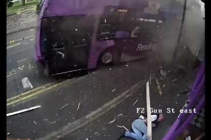 Video grabado por una cámara de seguridad cercana en el que se ve como un autobús arrolla a Simon Smith.-YOUTUBE