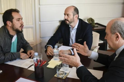 El Langui, con el consejero de Transportes de Madrid, Pedro Rollán,  y el viceconsejero Jesús Valverde, en la reunión que han mantenido para crear una regulacion que garantice el derecho al acceso de sillas de ruedas motorizadas a los autobuses.-EFE / FERNANDO VILLAR