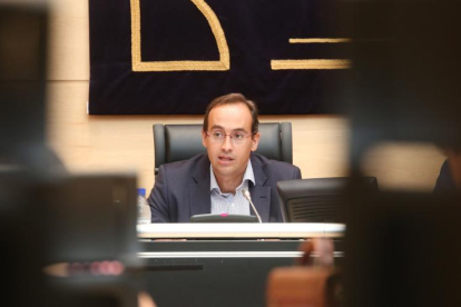 El director general de Gestión Económica de la Consejería de Sanidad de la Junta, José Ángel Amo Martín, comparece ante la comisión de investigación del Hospital de Burgos-ICAL