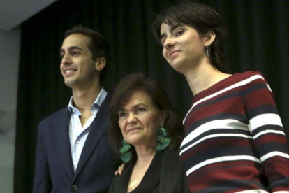 La vicepresidenta del Gobierno, Carmen Calvo, junto a los hijos de Concha Garcia Campo, Lorenzo y Berta, en la presentación del libro sobre la periodista.-DAVID CASTRO