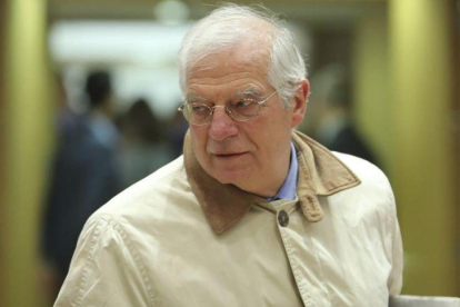 El ministro de Exteriores, Josep Borrell, a su llegada al Consejo de la UE en Bruselas.-OLIVIER HOSLET (EFE)