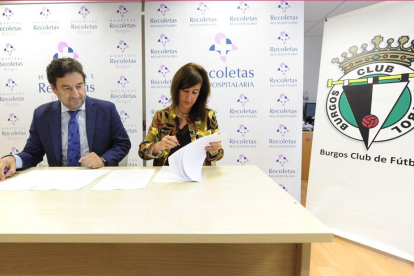 Jesús Martínez, presidente de la SAD, y Pilar Gómez, gerente del Hospital Recoletas, firman el acuerdo, ayer.-ISRAEL L. MURILLO