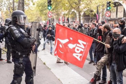 Ciudadanos se enfrentan a miembros de la policia antidisturbios durante una manifestacion en Paris  Francia  hoy  10 de octubre de 2017. /-CHRISTOPHE PETIT TESSON / EFE