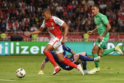 Mbappé, durante un partido con el Mónaco la pasada temporada.-REUTERS